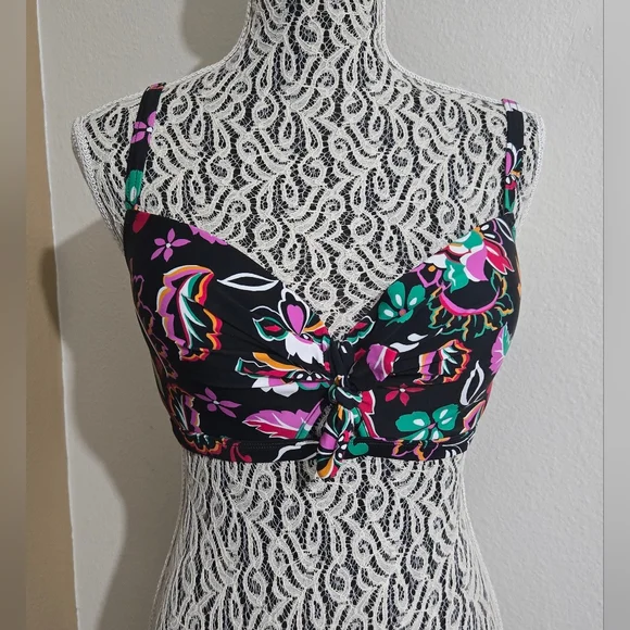Black Floral Tie-Knot Women's Bikini Top in Multicolor - Picture 2 of 8